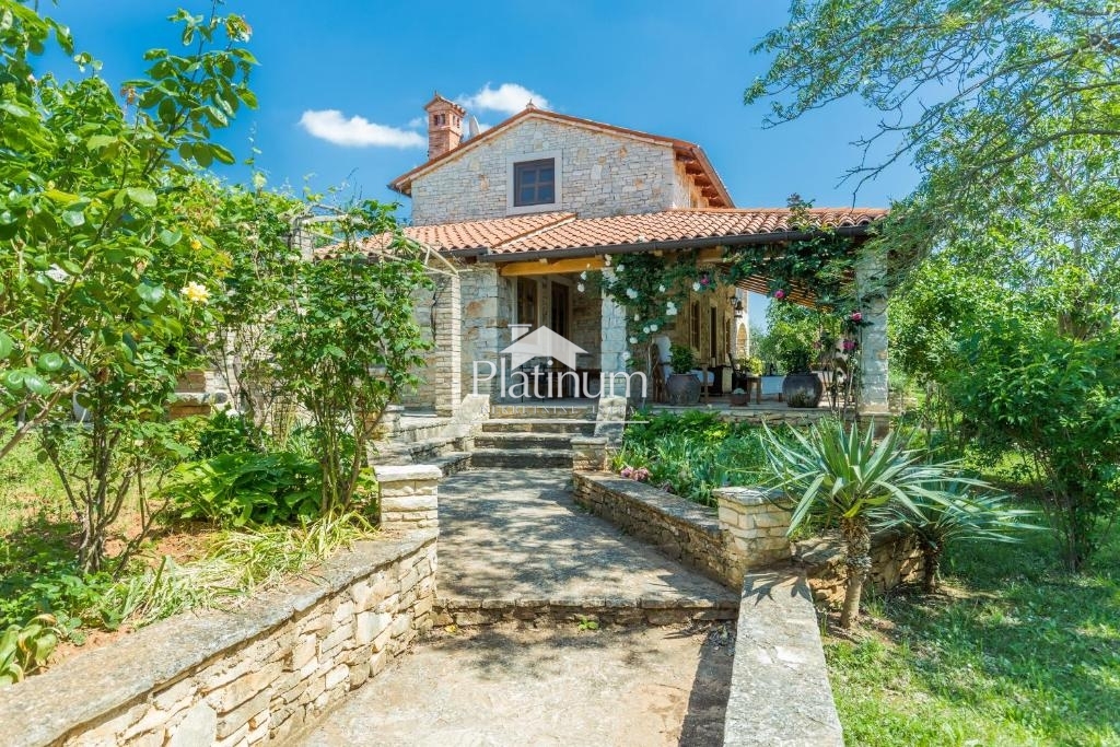 Istra, Savičenta, samostojeća autohtona kuća s okućnicom