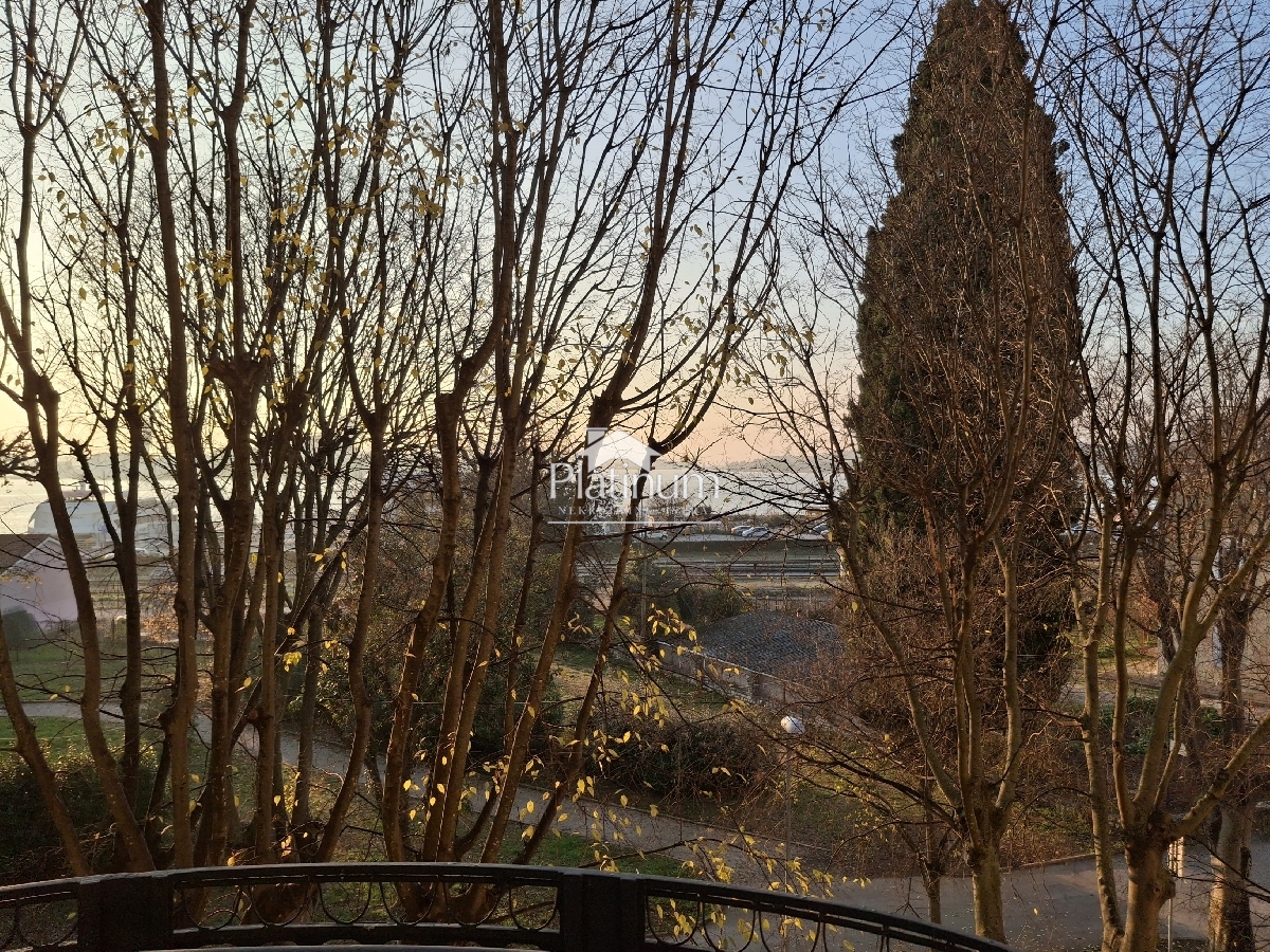 Pula, stanovanje v vili, 147 m2, pogled na morje