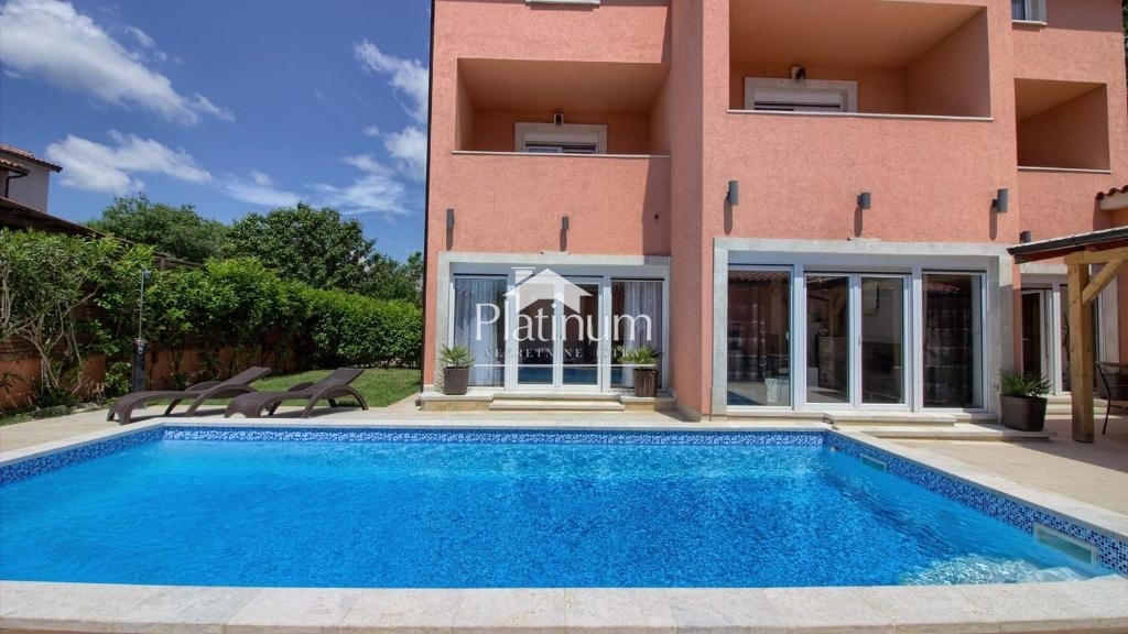 Medulin, hiša z bazenom, 380 m2, morje 350 m