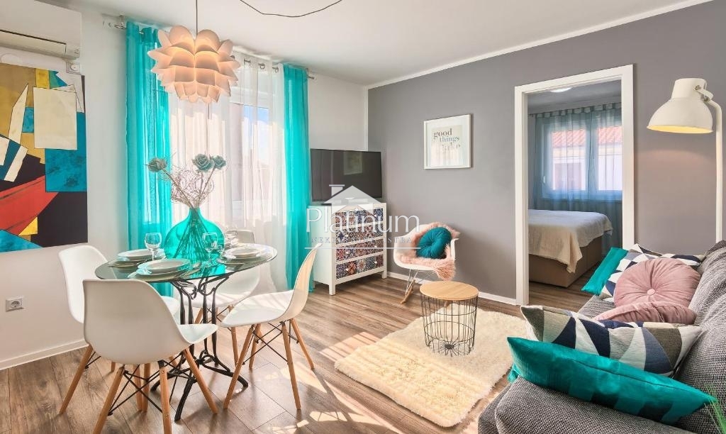 Pula, stanovanje z 2 spalnicama, parkirišče