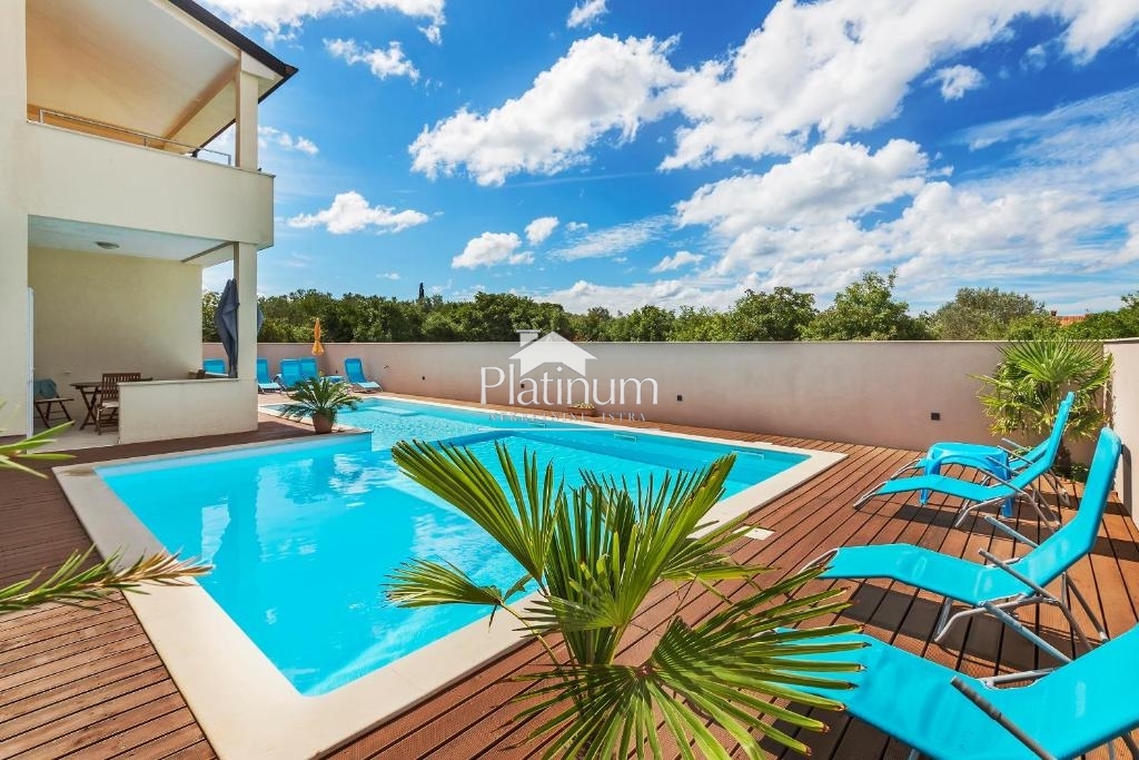 Peroj, apartmanska vila s bazenom i pogledom na more