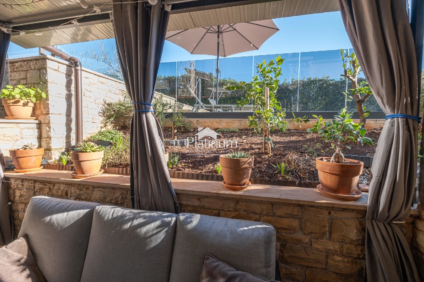 Istra, Medulin, dvosoban stan s vrtom, parking, bazen – 200 m od plaže