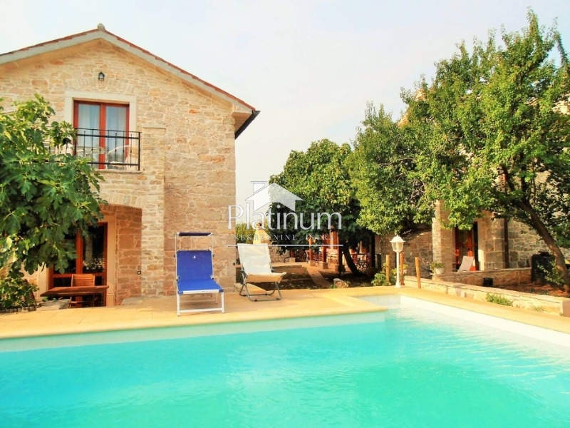 Istria, zona di Carnizza, due case in pietra istriane con piscina