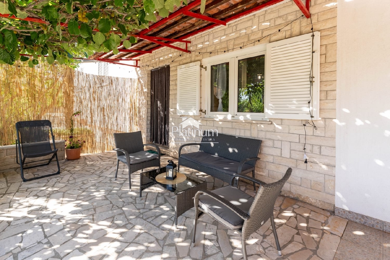 Istria, Išići, casa con tre appartamenti con vista mare