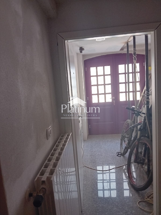 Istria, Pola, casa a schiera con due appartamenti