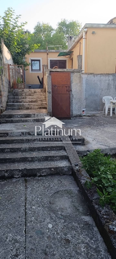 PULA KUCA SA DVORISTEM ODLIČNA POZICIJA