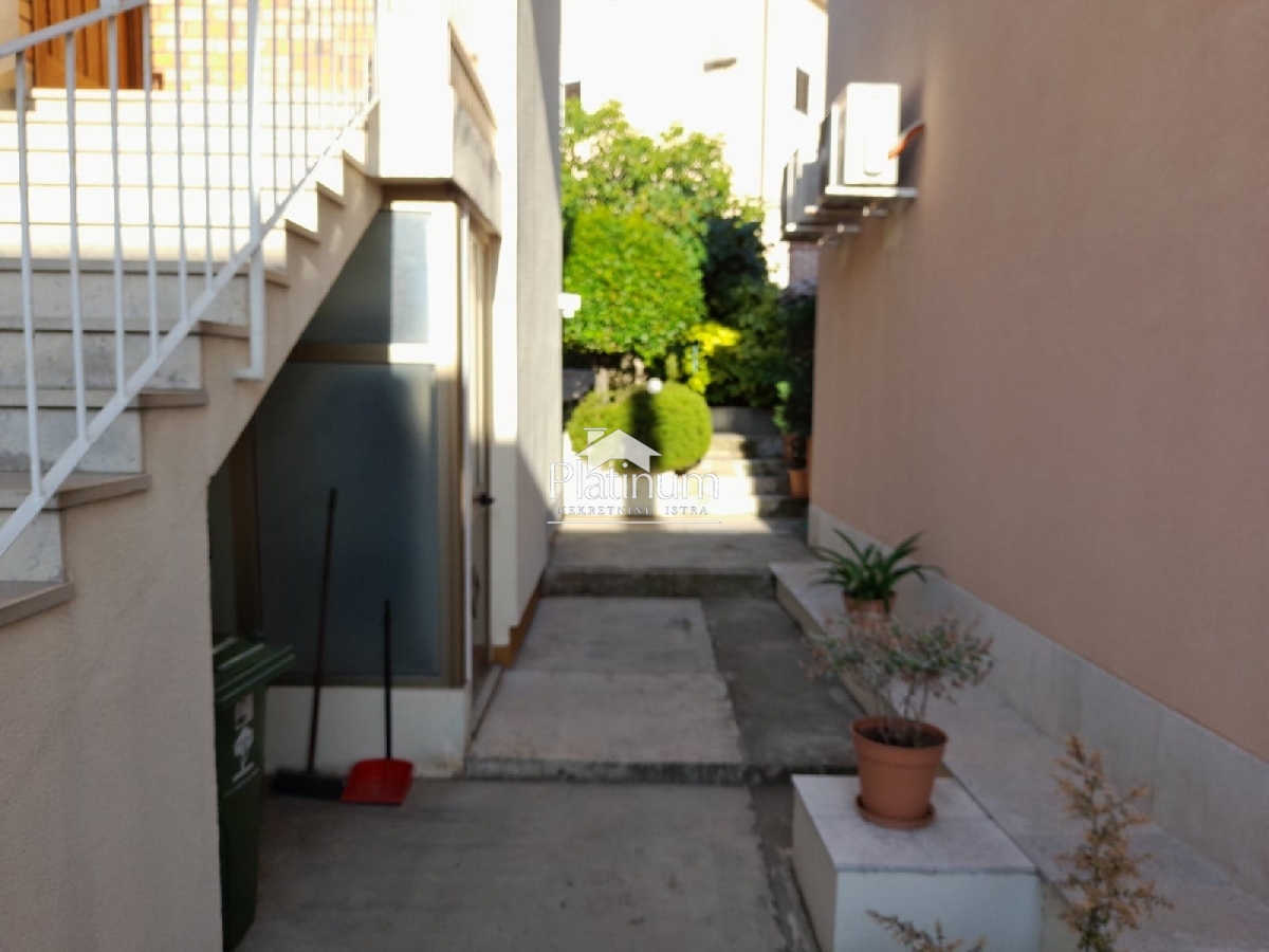 Istra, Pula, kuća sa dva stana, garaža i vrt