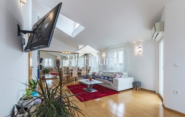 Istra, Pula, dvoetažni stan 90 m² s terasom i parkingom