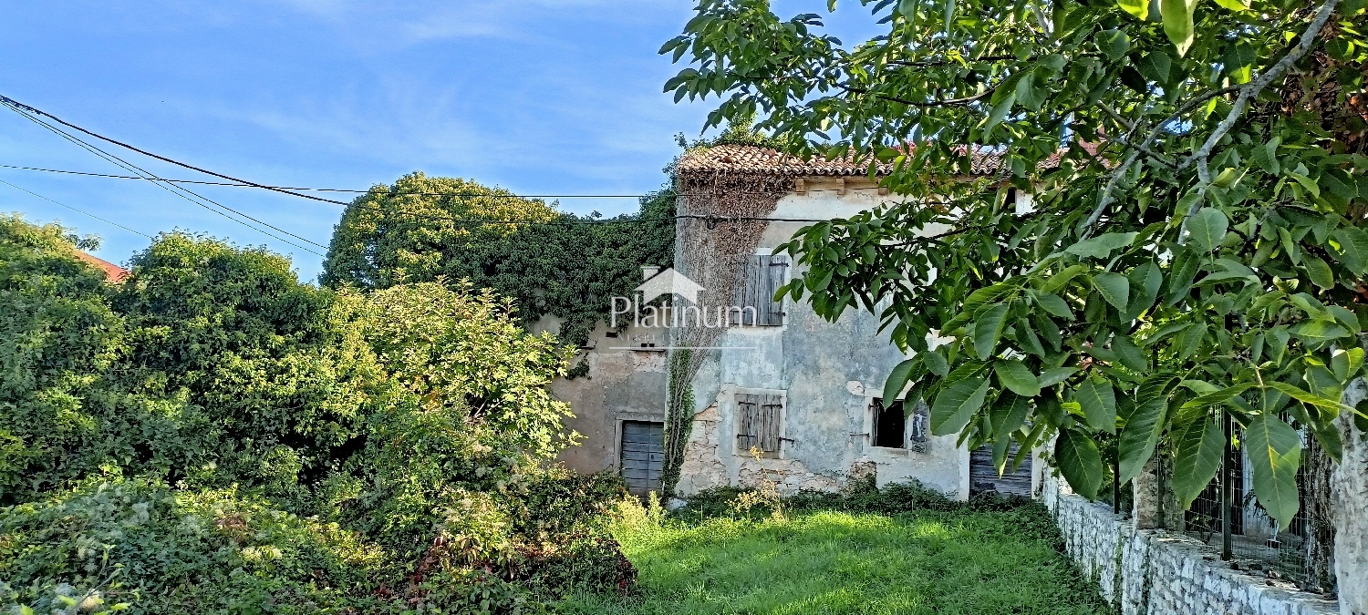 Istria, Pola, dintorni, vecchio casa in pietra con giardino