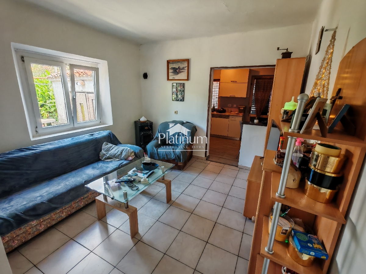 Pula, enonadstropna hiša, 150 m2, dvorišče, garaže, blizu centra