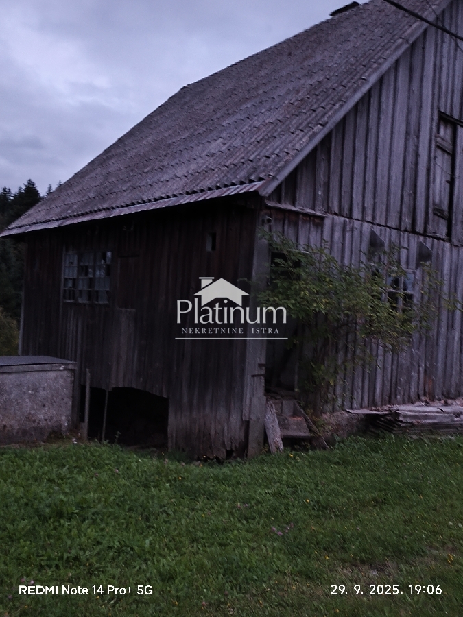 Čabar,stara kuća okružena prekrasnim zelenilom