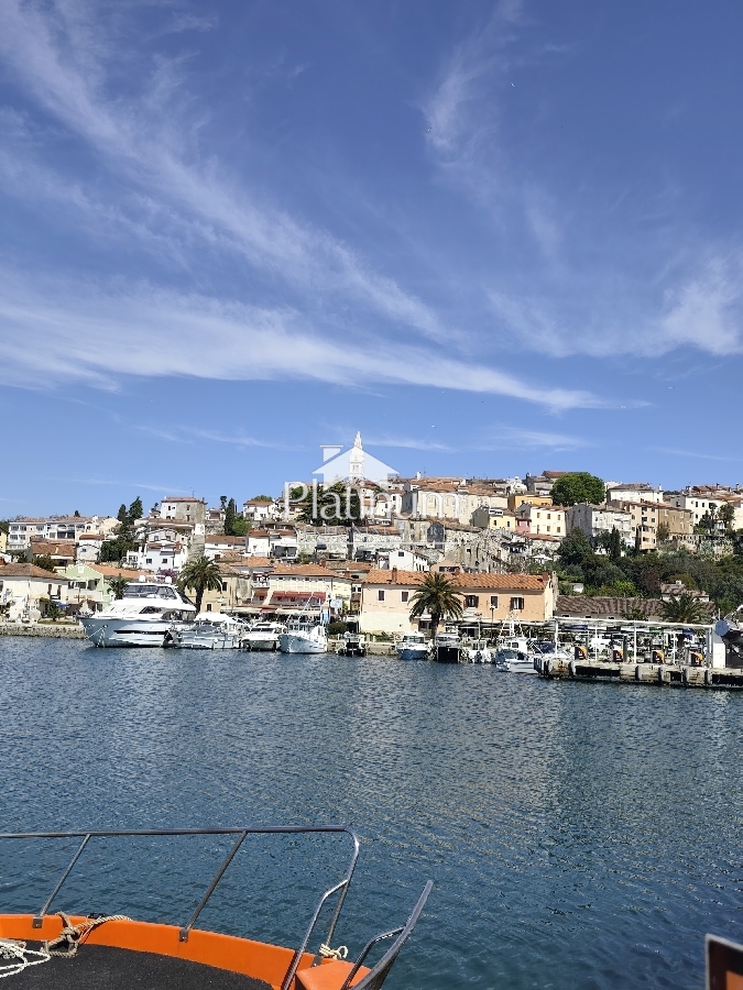 Istra,Vrsar kuća s velikim potencijalom i pogledom na more