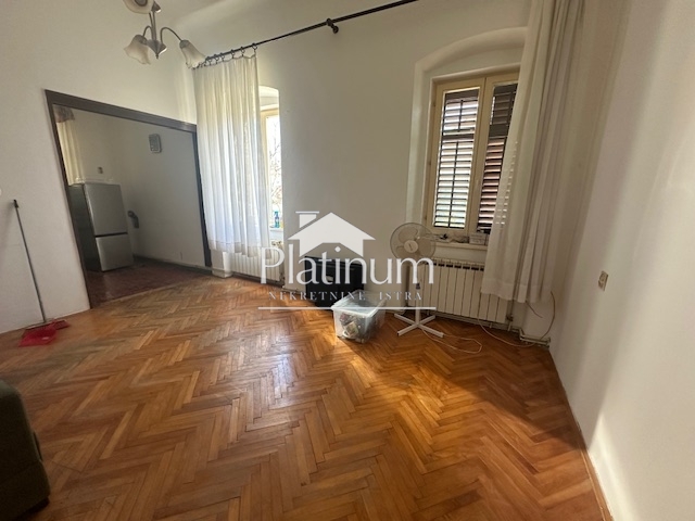 Pula, Veruda, stan u austrougarskoj vili, 75m2, 2SS+DB, I.kat, garaža, ostava, plin!!