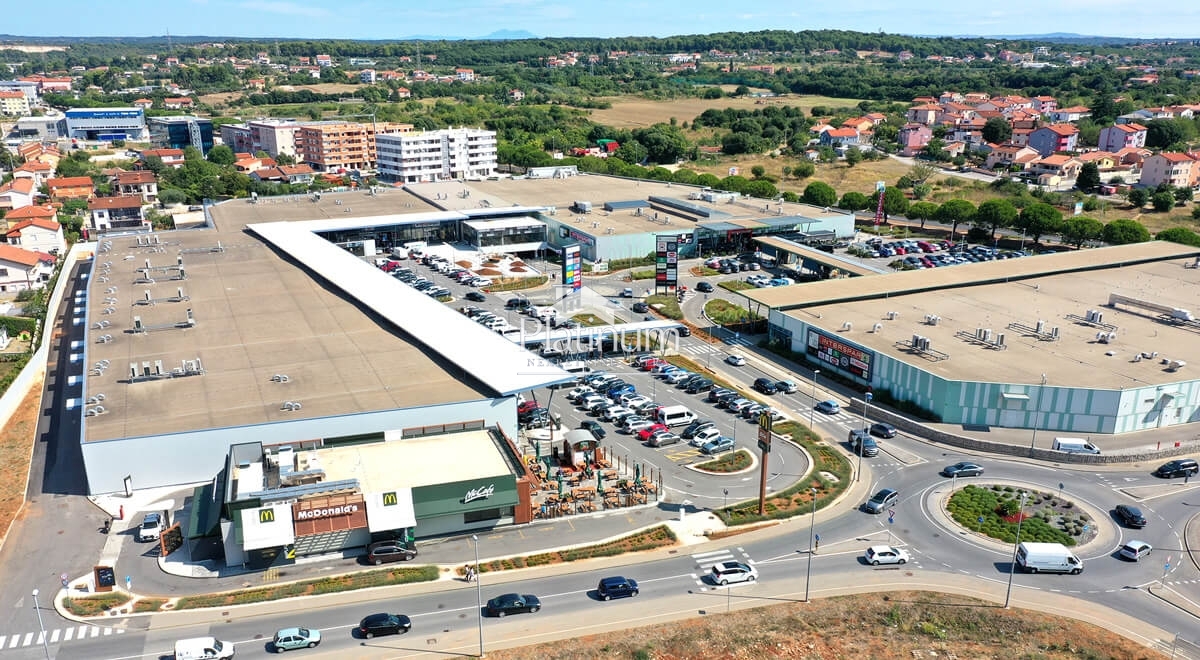 PULA, BLIŽINA TRGOVSKEGA CENTRA, TOP LOKACIJA