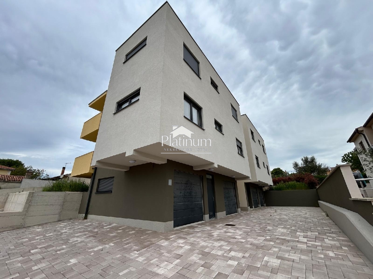 Istra, Štinjan, komforni stan na prvom katu s dvije spavaće sobe, garažom i parkirnim mjestom