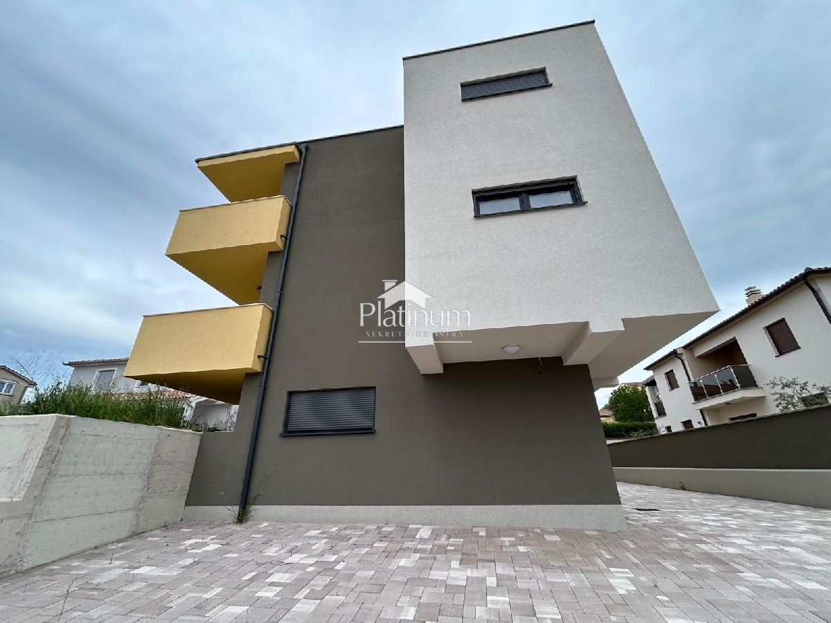 Istra,Štinjan,komforni stan na drugom katu s dvije spavaće sobe, garažom, vanjskim parkirnim mjestom i ostavom