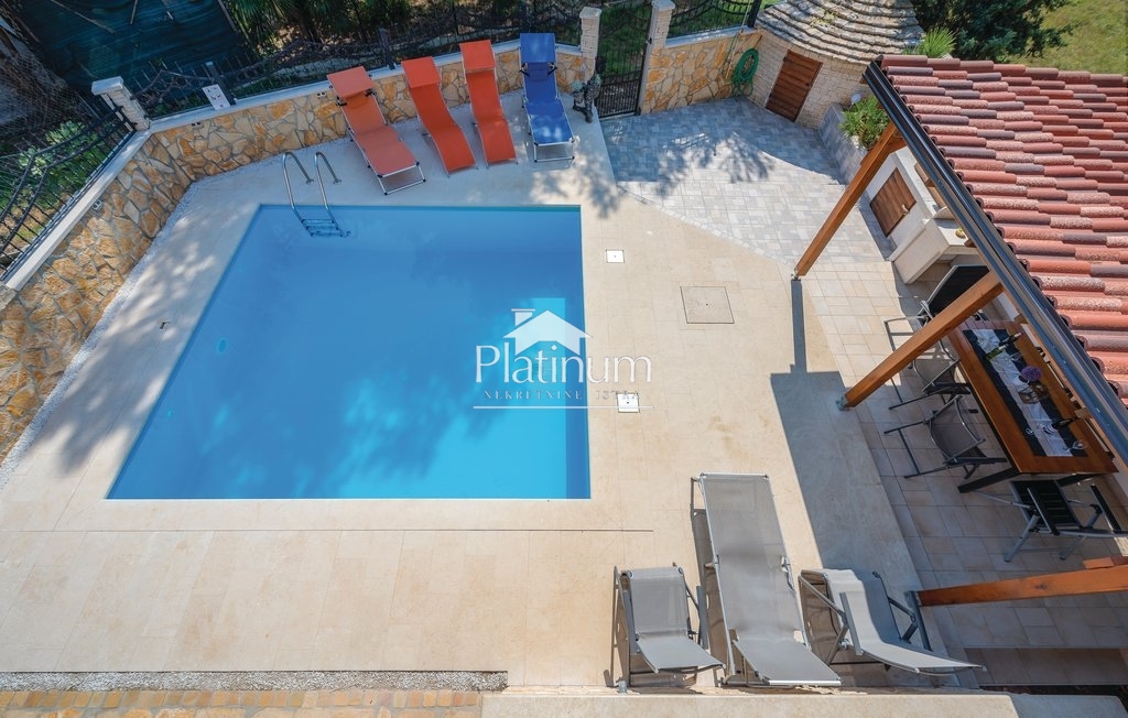 Istria, surroundings of Fažana, apartment house with swimming pool