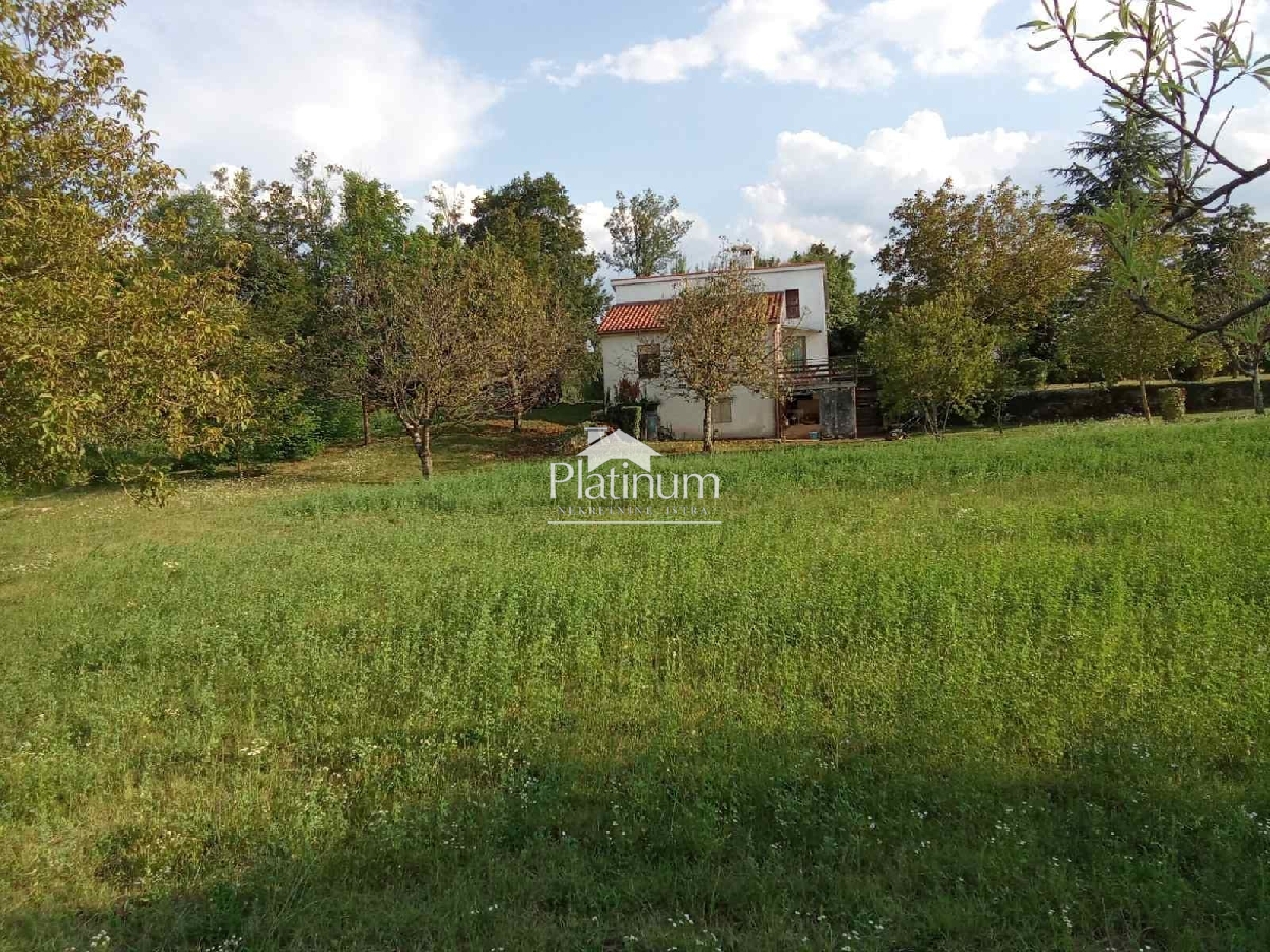 Istra, Zabrežani, građevinsko zemljište s manjom kućom