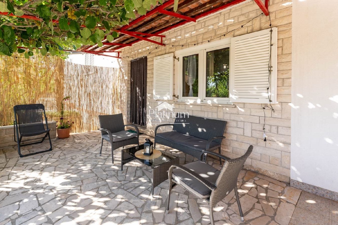 Istria, Išići, casa con tre appartamenti con vista mare