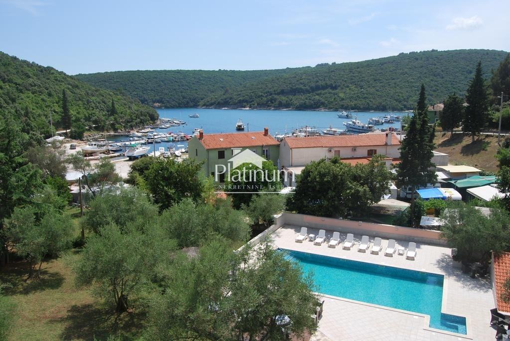 Istra, Krnica, prodaje se ekskluzivan hotel prvi red do mora