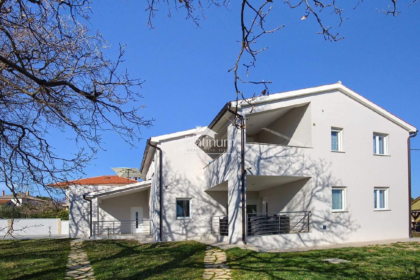 Istria, Ližnjan house 400 m2, garden 1000 m2 with three apartments