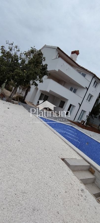 Istria, Medolino casa con tre appartamenti e piscina a 300 m dal mare