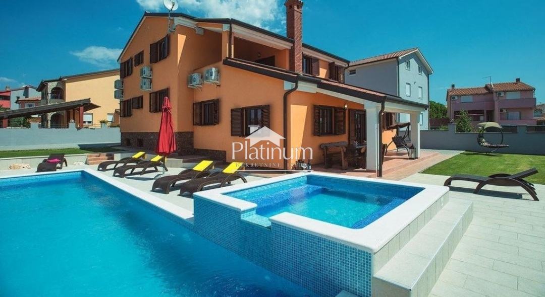 Istria , Pola bellissima villa di 380 m2 con piscina e appartamenti ben consolidati