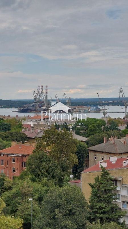 Istra, Pula apartment in a building with two elevators