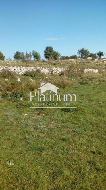 Gradbeno zemljišče na mirni lokaciji v osrednji Istri