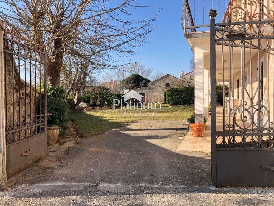 Istria, zona di Svetvinčenat, grande proprietà, terreno edificabile 3000 m2