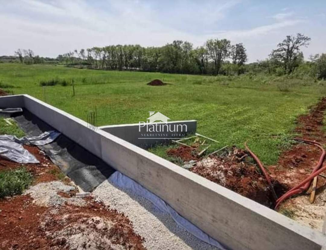 Building land with project, Marčana