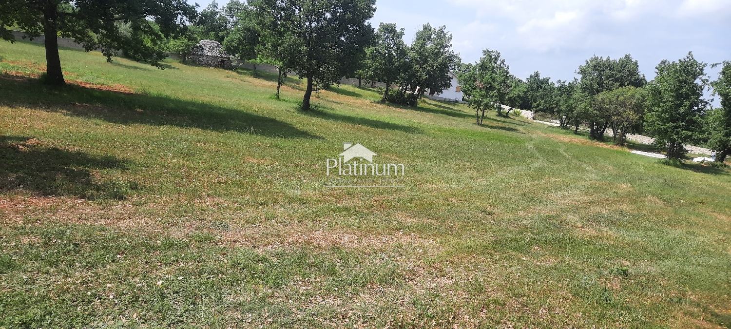 Poljoprivredno zemljište 572 M2 ,2000 m do mora i plaže