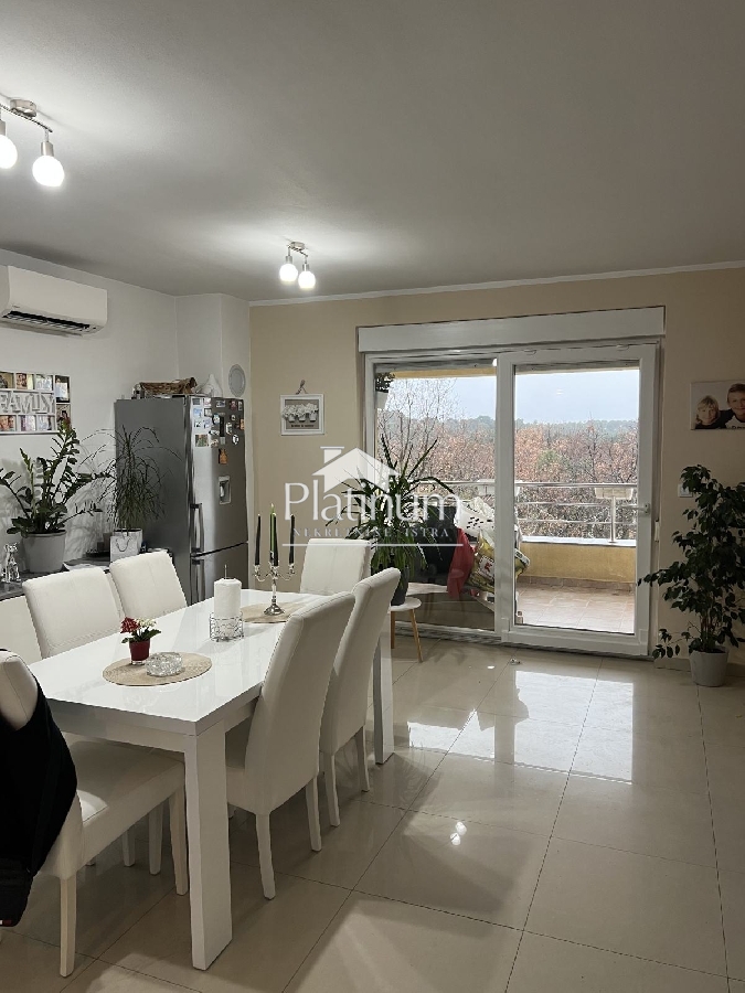 Pula, dvonadstropno stanovanje 100 m2, parkirišče