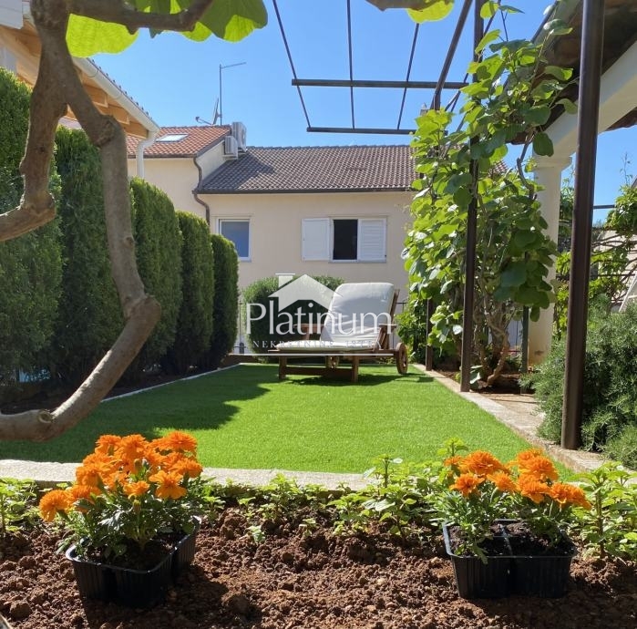 Istra, Pula, hiša z dvema stanovanjema, 50 m od morja