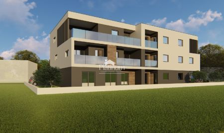 PULA V BLIŽINI CENTRA 2-SOBNO STANOVANJE 54m2 1. nadstropje