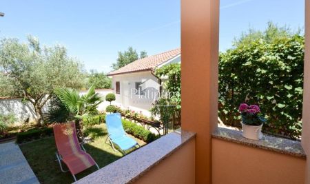 Istra, Galižana, samostojeća apartmanska kuća s pogledom na more