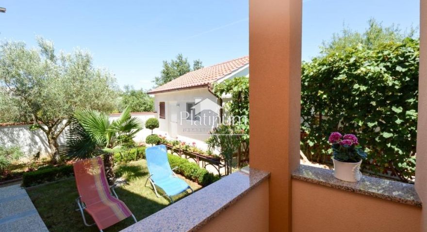 Istra, Galižana, samostojeća apartmanska kuća s pogledom na more