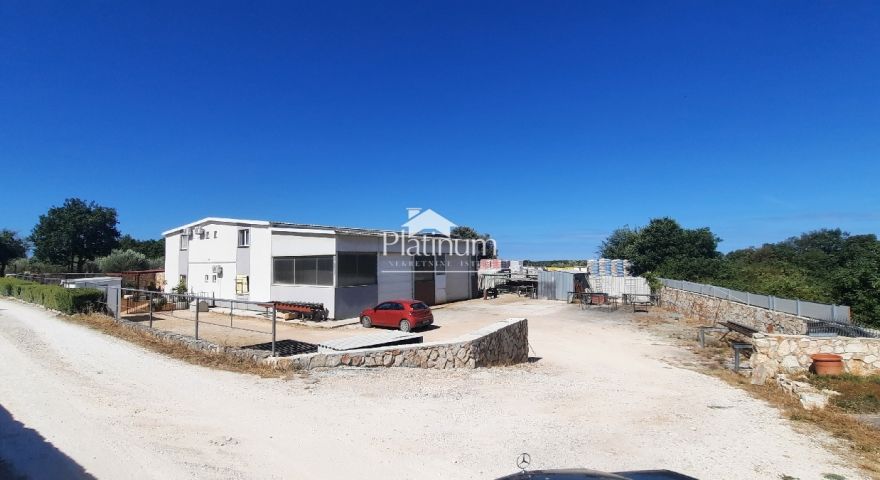 Istra, Pola edificio commerciale su un terreno di 8000 m2