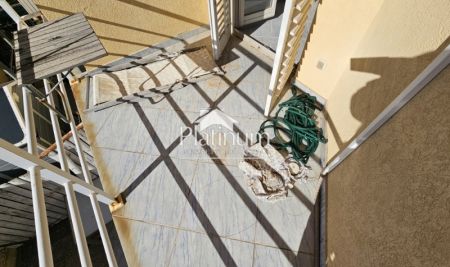 MEDULIN, PREKRASAN APARTMAN SA 2 TERASE SAMO 800M OD MORA