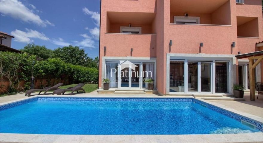 Medolino, casa con piscina, 380 m2, mare 350 m