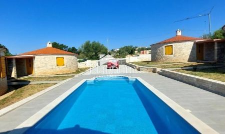 Istra, Krnica, kompleks kuća za odmor s bazenom