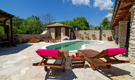 Istria, zona di Barban, autentica casa in pietra con piscina