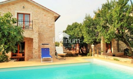 Istria, zona di Carnizza, due case in pietra istriane con piscina