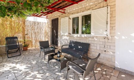 Istria, Išići, casa con tre appartamenti con vista mare