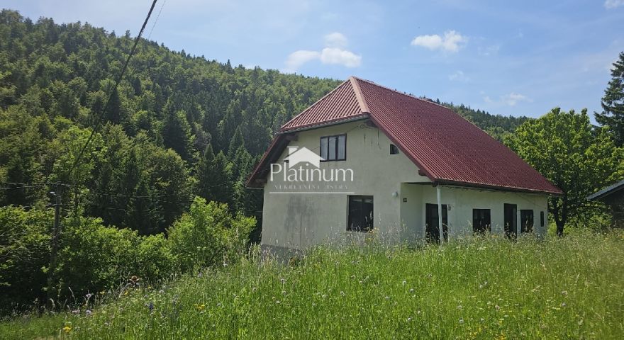 Čabar,Kozji vrh kuća okružena zelenilom