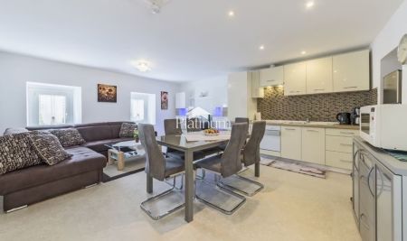 Istria, Pola, appartamento con due camere da letto finemente arredato