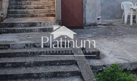 PULA KUCA SA DVORISTEM ODLIČNA POZICIJA