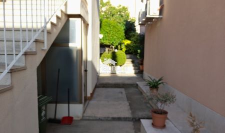 Istra, Pula, kuća sa dva stana, garaža i vrt