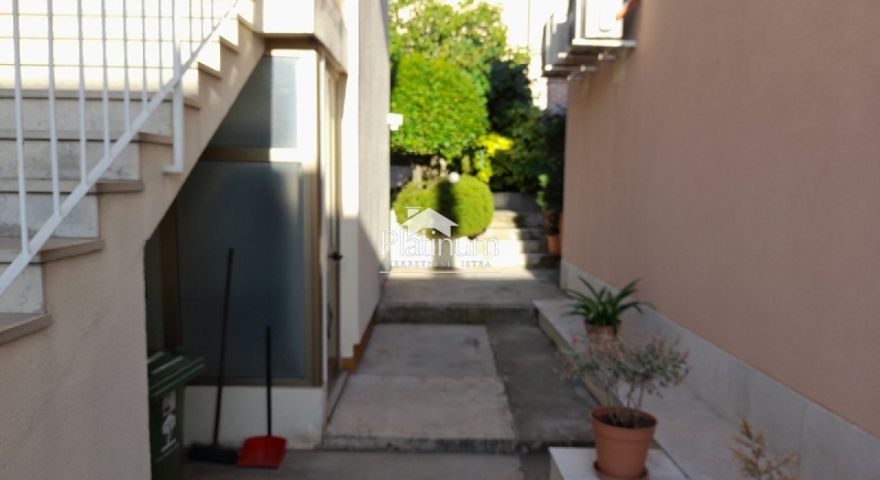 Istra, Pula, kuća sa dva stana, garaža i vrt