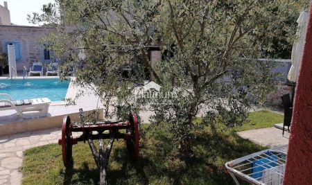 Istria, comune di Marčana, bella casa rustica con piscina
